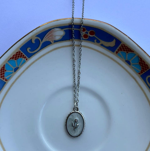 Basic coquette tulip necklace