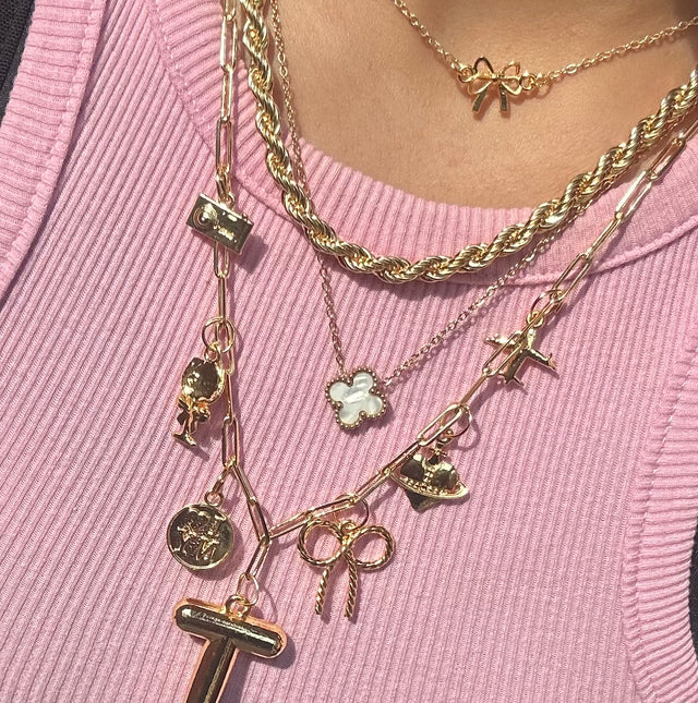 ‘It girl’ necklace stack