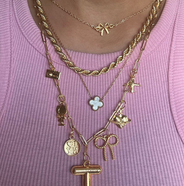 ‘It girl’ necklace stack