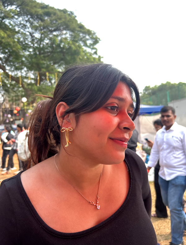 Dangling bow earrings