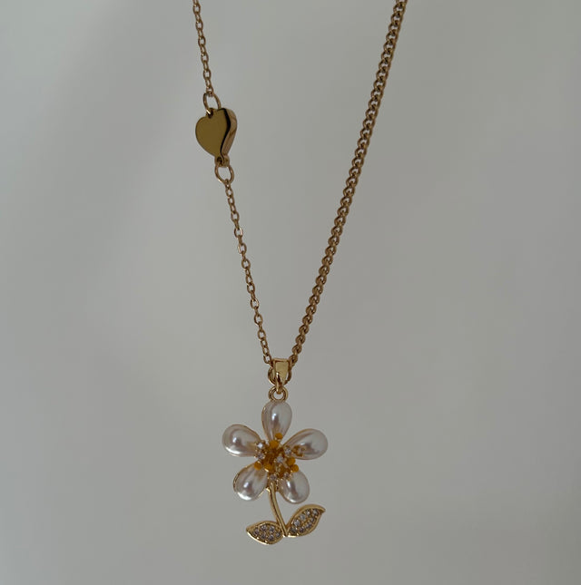 “That girl” petal Necklace