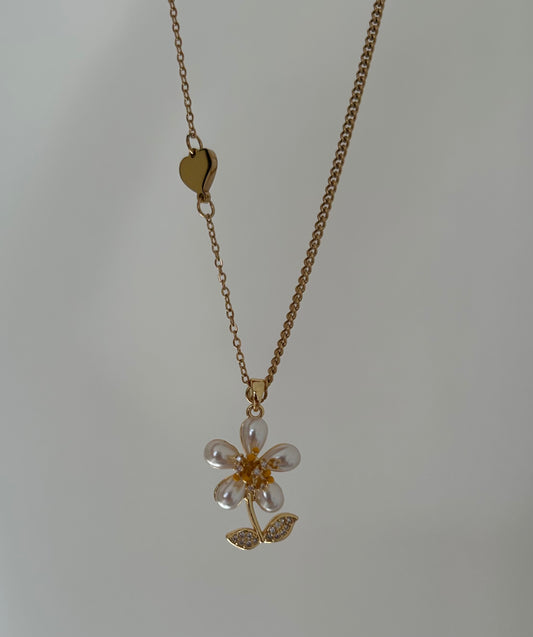 “That girl” petal Necklace