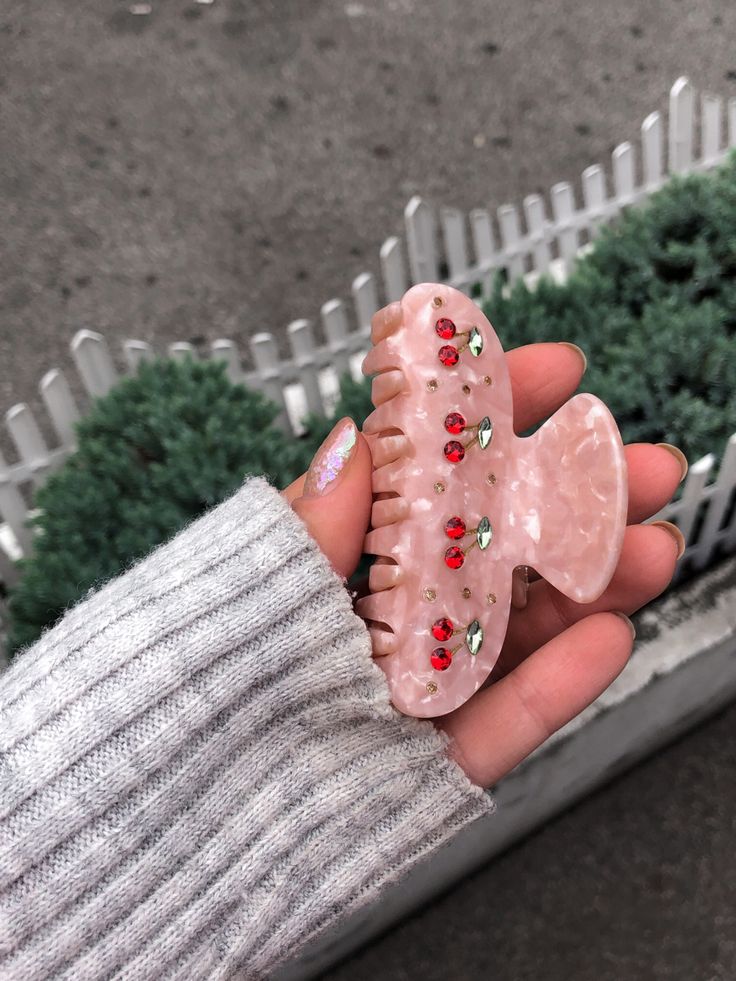 Cherry claw clips